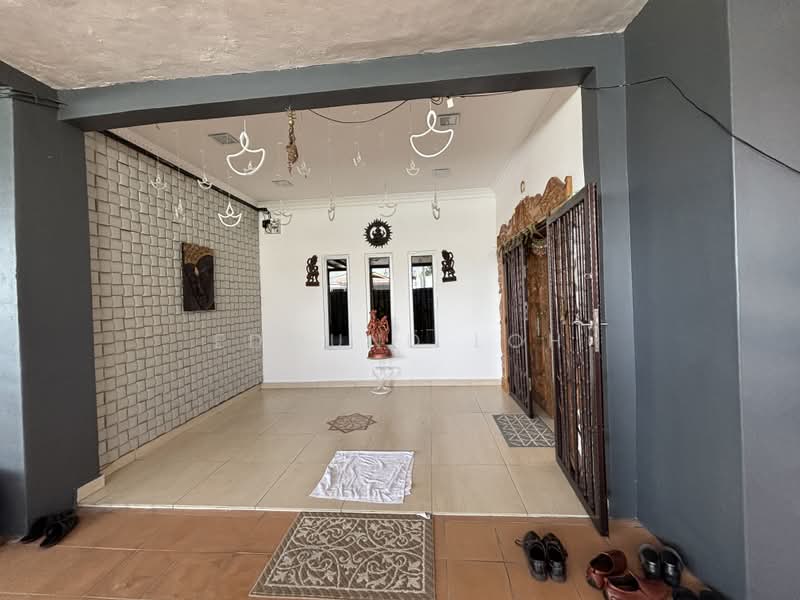 Rumah Banglo untuk Dijual di Kampung Kempas Baru (Tampoi) - Edmund Loh - Entrance - PropertyGuru.com.my