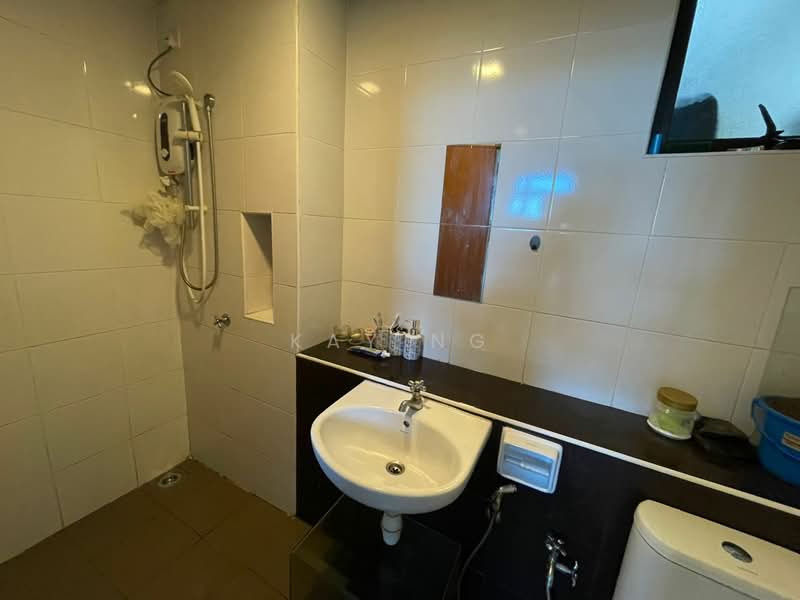 Servis Apartment untuk Dijual di Sky Garden Residences - Kay Ng - Bathroom - PropertyGuru.com.my