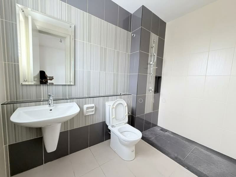 Semi-Detached House for Sale in Cyberjaya (Selangor) - Jared Wong - Bathroom - PropertyGuru.com.my