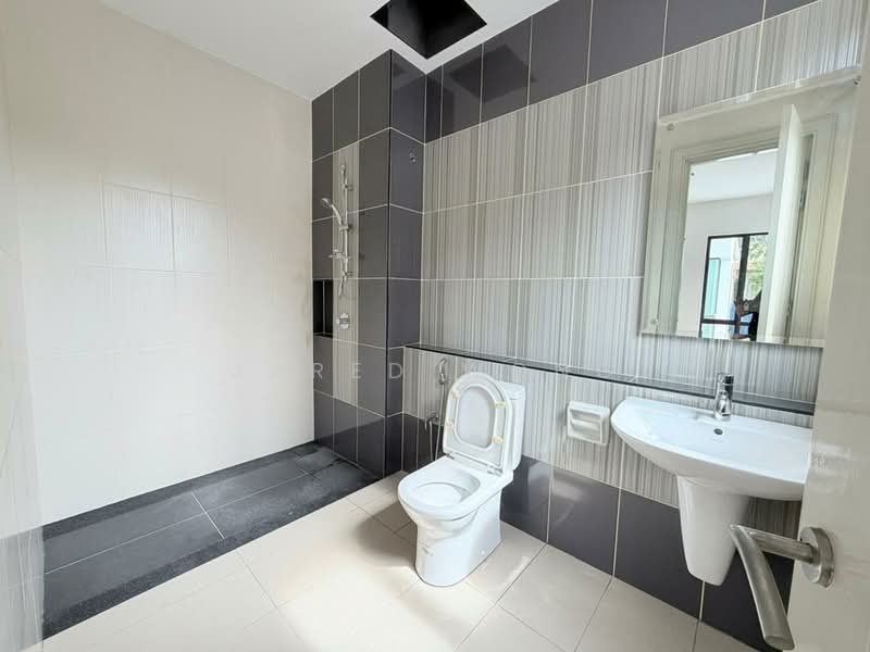Semi-Detached House for Sale in Cyberjaya (Selangor) - Jared Wong - Bathroom - PropertyGuru.com.my