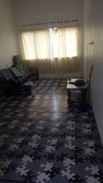 Rumah Flat untuk Dijual di Taman Pulai Utama - Kay Ng - Living Room - PropertyGuru.com.my