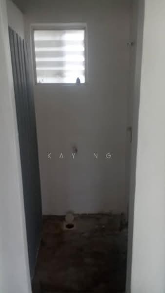 Rumah Flat untuk Dijual di Taman Pulai Utama - Kay Ng - Bathroom - PropertyGuru.com.my