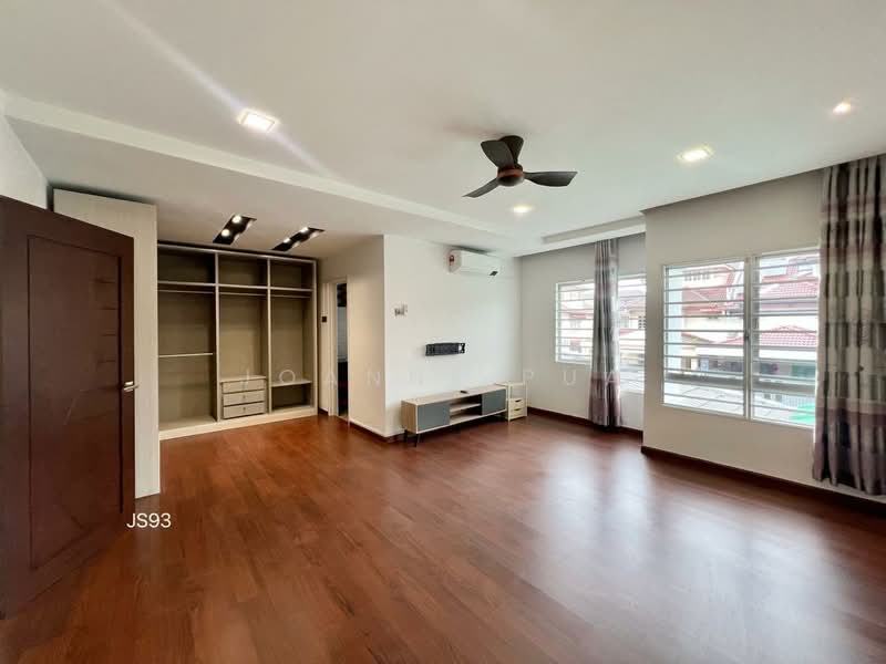 2.5-storey Terraced House for Rent in Bandar Bukit Tinggi 2 (Klang) - Joanne Pua - Master Bedroom - PropertyGuru.com.my