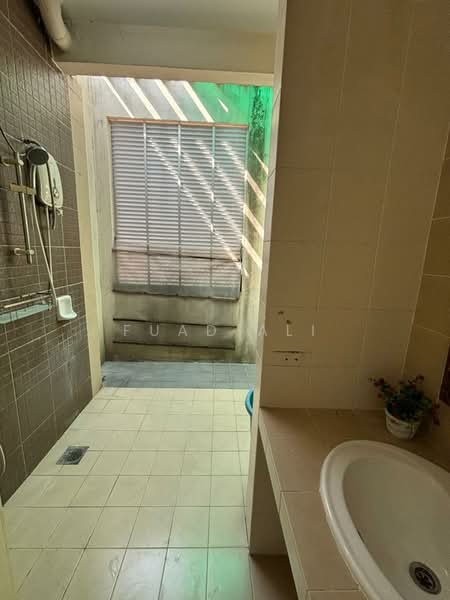 Rumah Teres untuk Disewa di Shah Alam (Selangor) - Fuad Ali - Bathroom - PropertyGuru.com.my