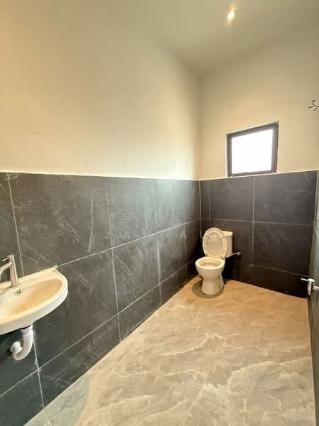 Semi-Detached House for Sale in Taman Mutiara (Ulu Tiram) - JAN AU - Bathroom - PropertyGuru.com.my