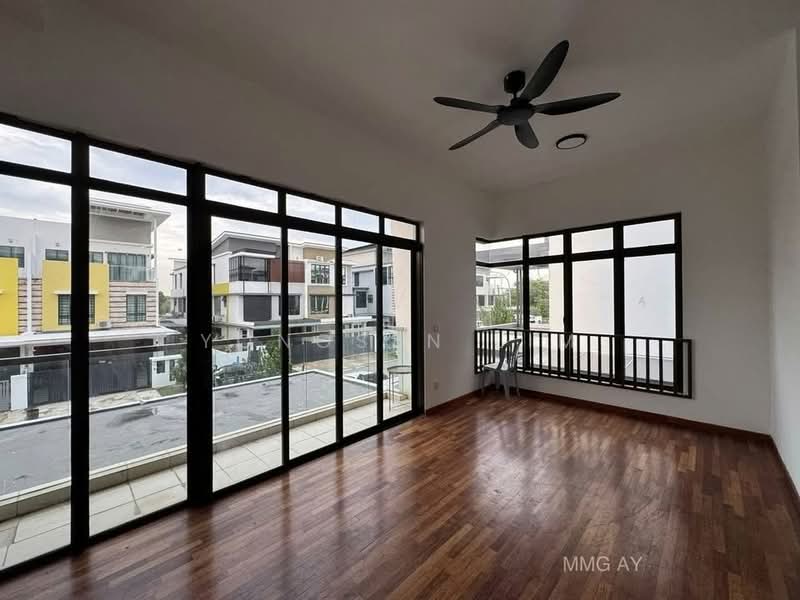 Rumah Berkembar untuk Dijual di Setia Utama (Setia Alam) - Yongsen Lim - Living Room - PropertyGuru.com.my