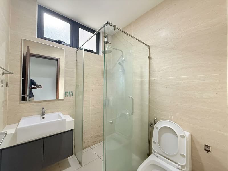 Servis Apartment untuk Disewa di Crescent Bay Suites (Teluk Bayu) - Jessy Yip - Bathroom - PropertyGuru.com.my