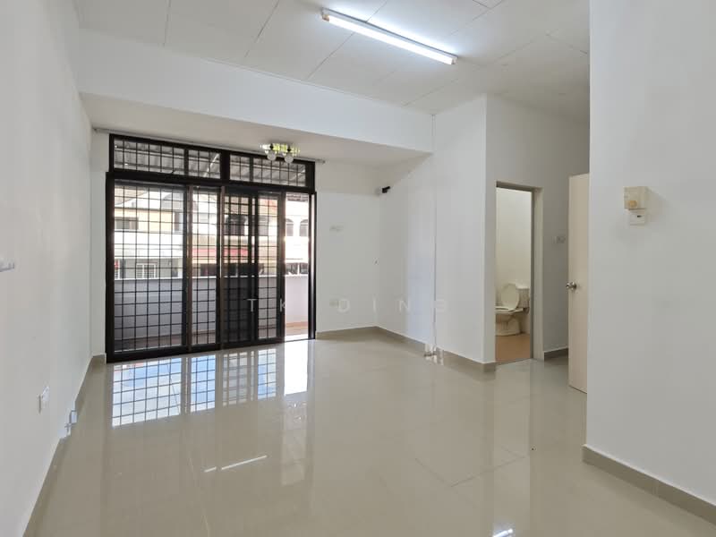 Rumah Teres 2 Tingkat untuk Dijual di Taman Bukit Mewah (Tampoi) - TK Ding - Living Room - PropertyGuru.com.my