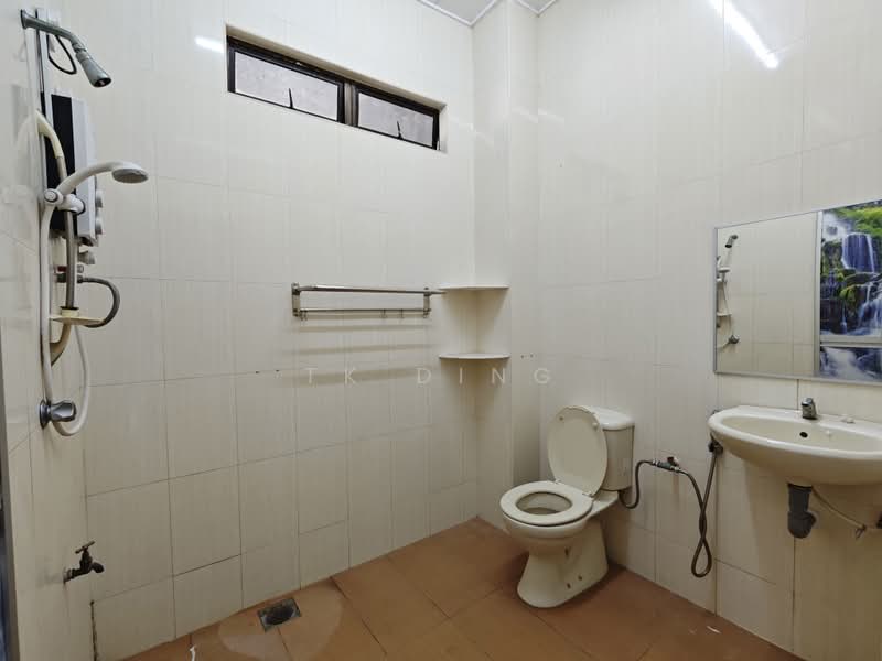Rumah Teres 2 Tingkat untuk Dijual di Taman Bukit Mewah (Tampoi) - TK Ding - Bathroom - PropertyGuru.com.my