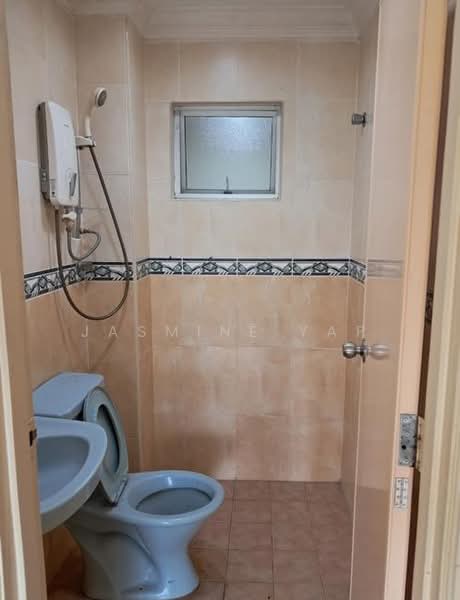 Pangsapuri untuk Dijual di Gagah Apartment - Jasmine Yap - Bathroom - PropertyGuru.com.my