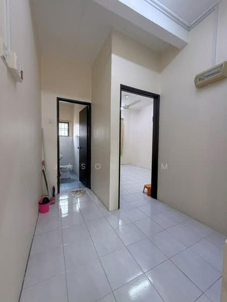 Rumah Teres 2 Tingkat untuk Dijual di Taman Puteri Wangsa (Ulu Tiram) - Jason Sim - Corridor - PropertyGuru.com.my
