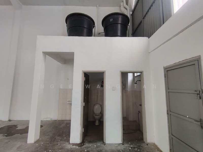 Factory for Rent in Taman Perindustrian Tanjong Minyak Perdana (Tanjong Minyak) - Ngee Wang Tan - Bathroom - PropertyGuru.com.my
