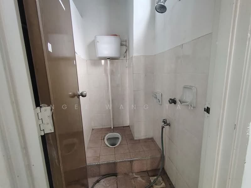 Factory for Rent in Taman Perindustrian Tanjong Minyak Perdana (Tanjong Minyak) - Ngee Wang Tan - Bathroom - PropertyGuru.com.my