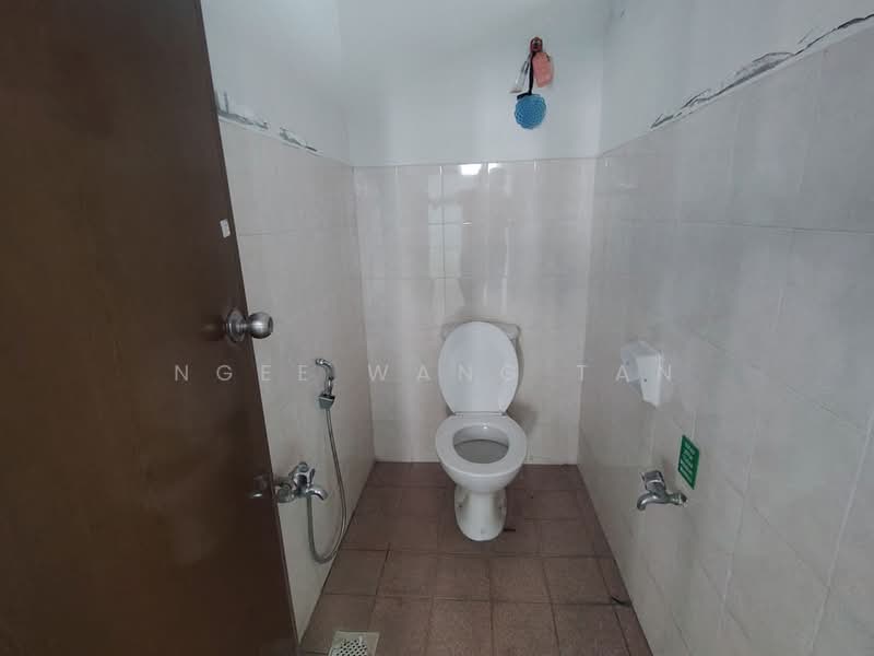 Factory for Rent in Taman Perindustrian Tanjong Minyak Perdana (Tanjong Minyak) - Ngee Wang Tan - Bathroom - PropertyGuru.com.my