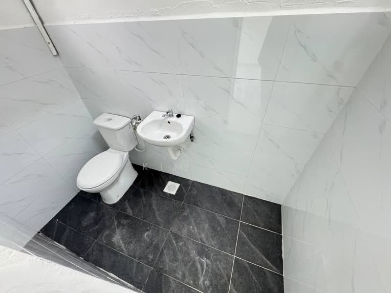 Rumah Flat untuk Dijual di Taman Pulai Utama - Kim Ng - Bathroom - PropertyGuru.com.my