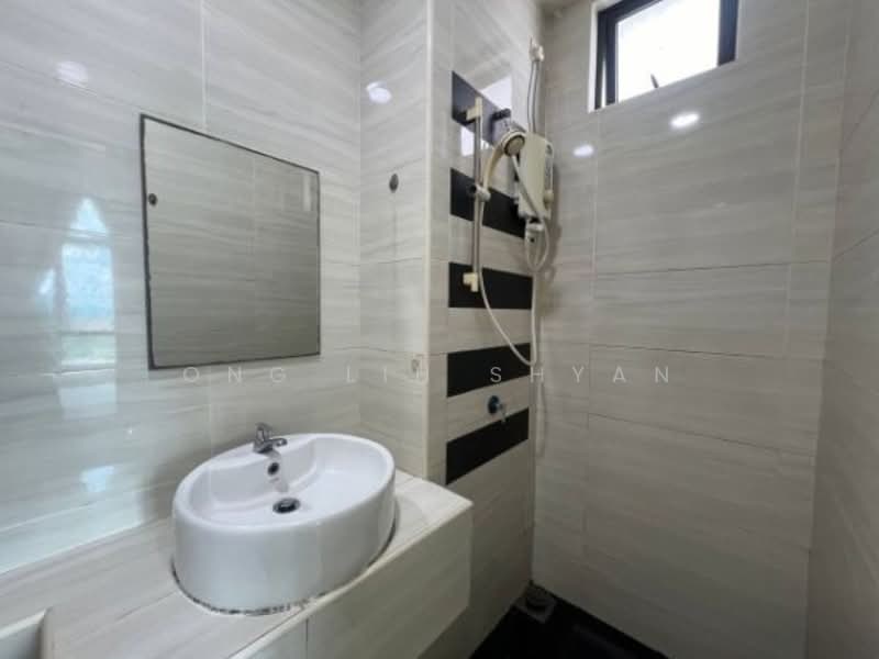 Service Residence for Sale at D'Summit Residences - Ong Lih Shyan - Bathroom - PropertyGuru.com.my