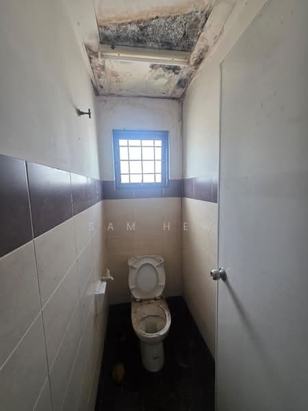 Shop / Office for Rent in Bandar Tasik Kesuma (Beranang) - Sam Hew - Bathroom - PropertyGuru.com.my