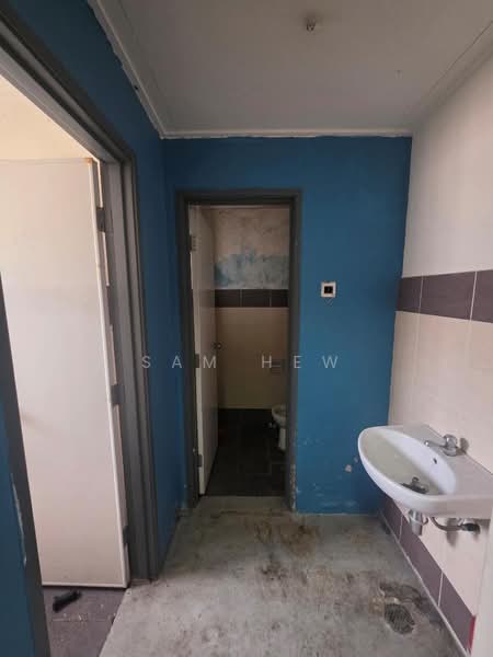 Shop / Office for Rent in Bandar Tasik Kesuma (Beranang) - Sam Hew - Bathroom - PropertyGuru.com.my