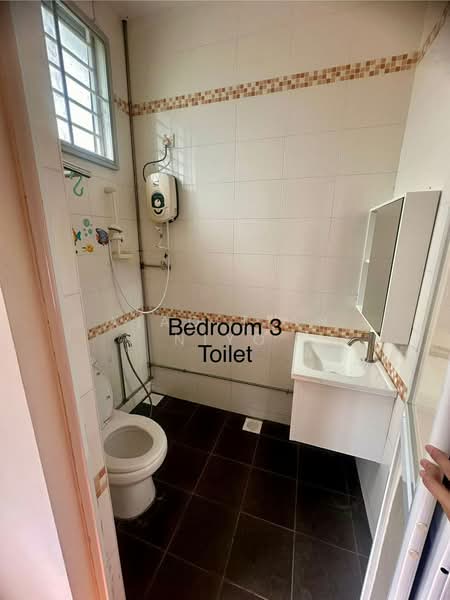 Semi-Detached House for Rent in Taman Sutera Indah (Kluang) - Xiao Tian Niyo - Bathroom - PropertyGuru.com.my