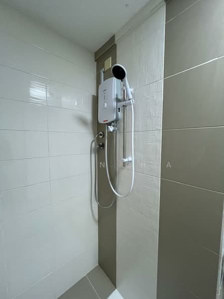 Servis Apartment untuk Disewa di Axis Crown - Viven Chia - Bathroom - PropertyGuru.com.my