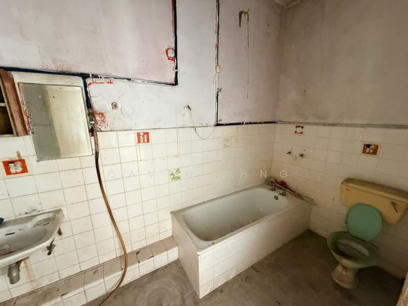 2-storey Terraced House for Sale in Jalan Klang Lama (Old Klang Road) (Kuala Lumpur) - Caven Chng - Bathroom - PropertyGuru.com.my