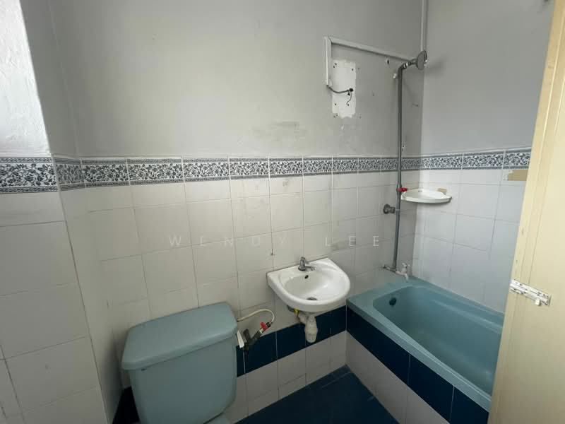 2-storey Terraced House for Sale in Taman Bukit Serdang (Seri Kembangan) - Wendy Lee - Bathroom - PropertyGuru.com.my