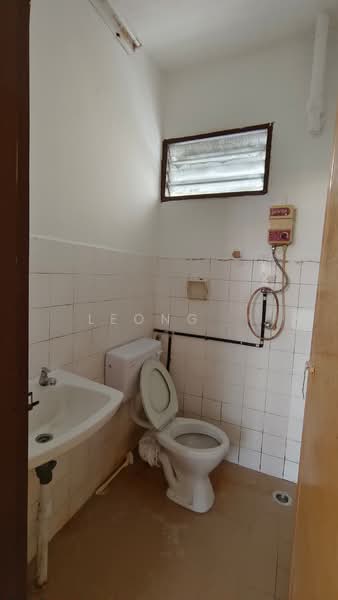 Pangsapuri untuk Dijual di Desa Daya - Leong . - Bathroom - PropertyGuru.com.my