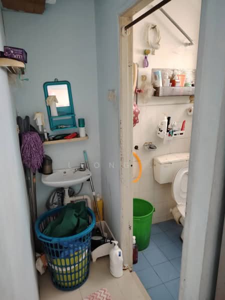 Rumah Flat untuk Dijual di Desa Ixora - Leong . - Bathroom - PropertyGuru.com.my