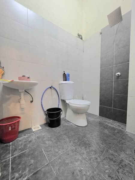 Semi-Detached House for Sale in Telok Panglima Garang (Selangor) - Yazila Sulaimi - Bathroom - PropertyGuru.com.my