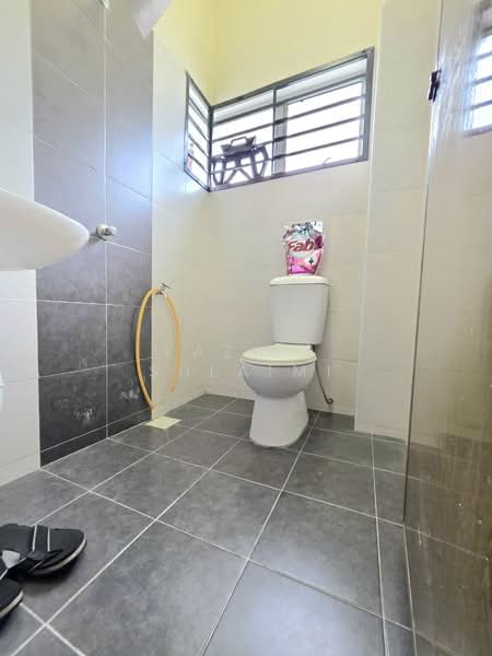 Semi-Detached House for Sale in Telok Panglima Garang (Selangor) - Yazila Sulaimi - Bathroom - PropertyGuru.com.my