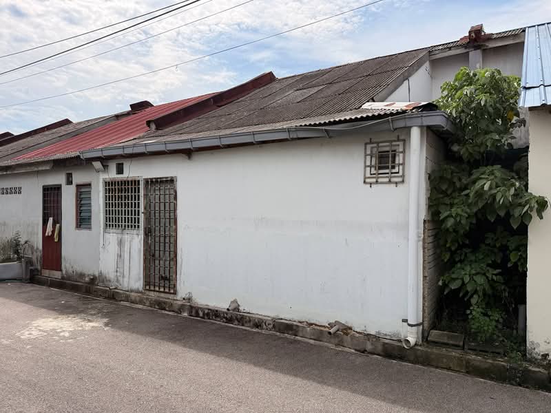 1-storey Terraced House for Sale in Taman Pasir Emas (Pasir Gudang) - Fu Heng Chong - Exterior - PropertyGuru.com.my