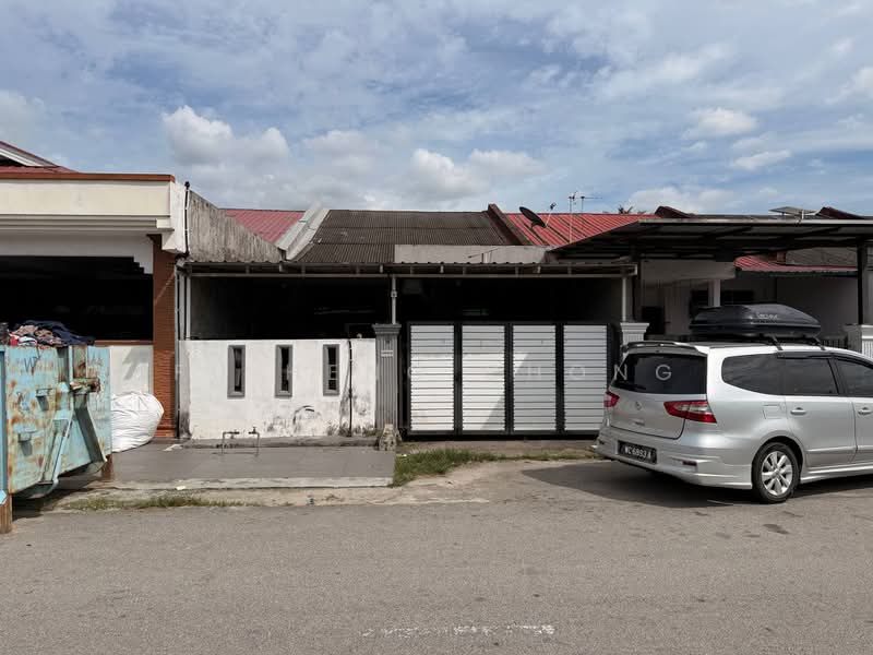 1-storey Terraced House for Sale in Taman Pasir Emas (Pasir Gudang) - Fu Heng Chong - Exterior - PropertyGuru.com.my