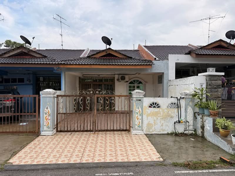 1-storey Terraced House for Sale in Bandar Putra (Kulai) - Fu Heng Chong - Exterior - PropertyGuru.com.my