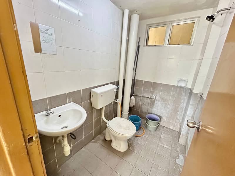 Kondominium untuk Dijual di Pangsapuri Saujana Gombak - M.J Zairin - Bathroom - PropertyGuru.com.my