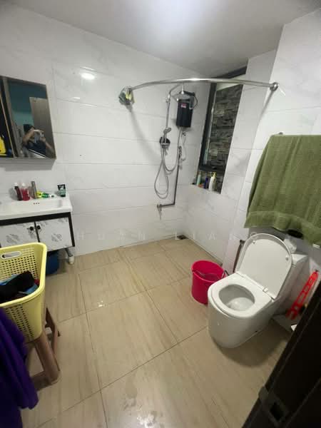 Kediaman Servis untuk Dijual di Country Garden Central Park - Chuan Liang - Bathroom - PropertyGuru.com.my