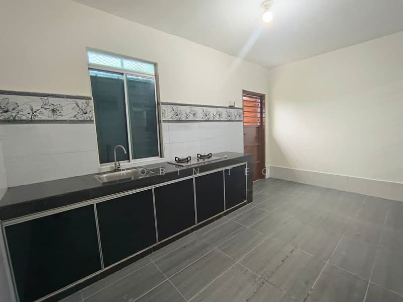 2-storey Terraced House for Rent in Taman Gunung Pulai (Kulai) - Robin Teo - Kitchen - PropertyGuru.com.my