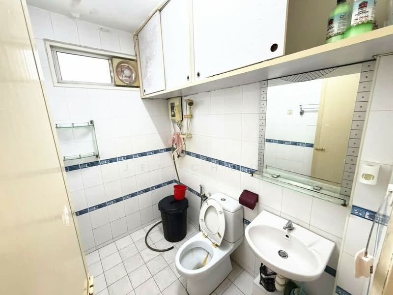 Pangsapuri untuk Dijual di Tanjung Court - Jen Choo - Bathroom - PropertyGuru.com.my