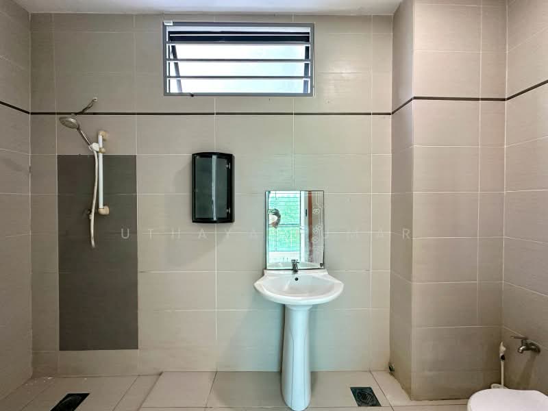 Semi-Detached House for Sale in Bandar Country Homes (Rawang) - Uthaya Kumar - Bathroom - PropertyGuru.com.my
