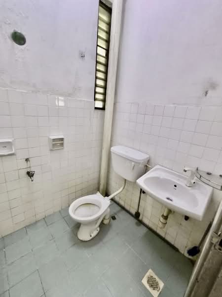 1-storey Terraced House for Sale in Taman Rinting (Masai) - Amir Raziq - Bathroom - PropertyGuru.com.my