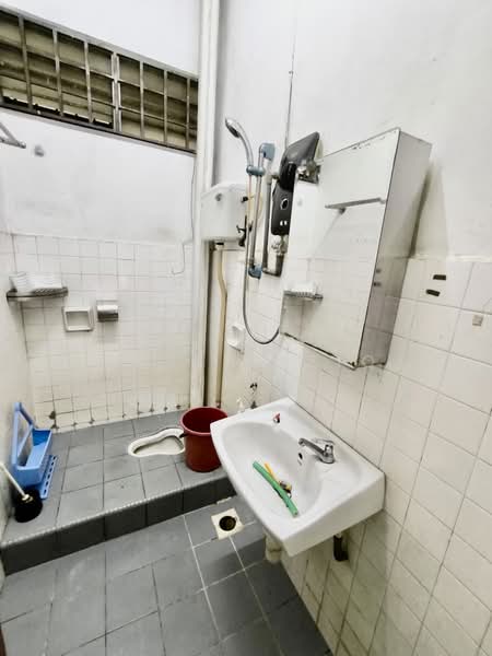 1-storey Terraced House for Sale in Taman Rinting (Masai) - Amir Raziq - Bathroom - PropertyGuru.com.my