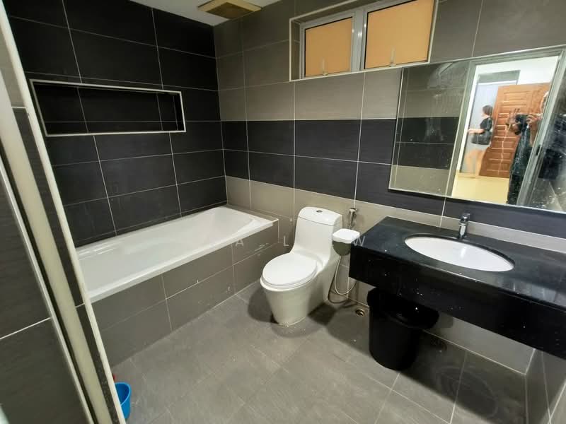 Rumah Teres 2 Tingkat untuk Disewa di Taman Guan Joo Seng (Jelutong) - Eva Liew - Bathroom - PropertyGuru.com.my