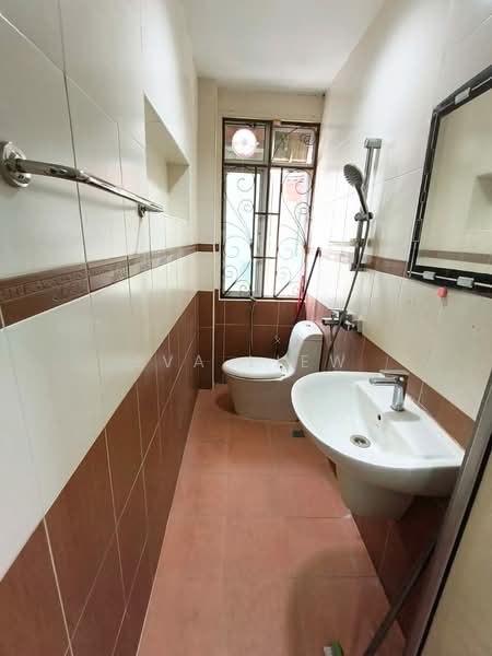 Rumah Teres 2 Tingkat untuk Disewa di Taman Guan Joo Seng (Jelutong) - Eva Liew - Bathroom - PropertyGuru.com.my