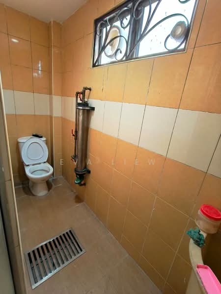 Rumah Teres 2 Tingkat untuk Disewa di Taman Guan Joo Seng (Jelutong) - Eva Liew - Bathroom - PropertyGuru.com.my