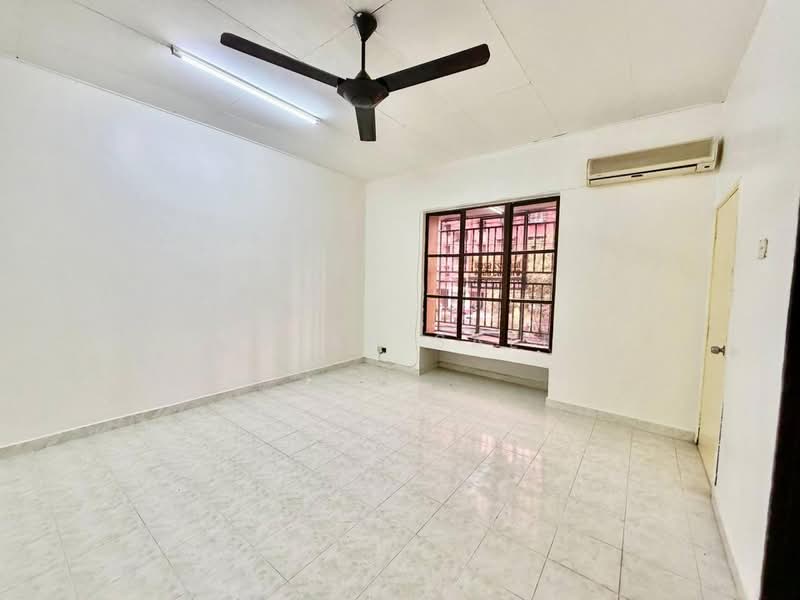 2-storey Terraced House for Sale in Taman Desaria (Petaling Jaya) - Adibah Salim - Living Room - PropertyGuru.com.my