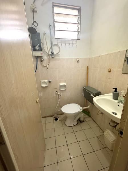 Pangsapuri untuk Disewa di Mutiara Perdana (Mutiara Court) - Philip Ng - Bathroom - PropertyGuru.com.my