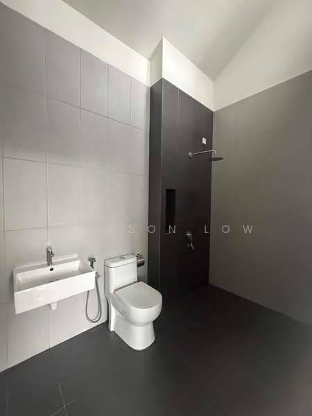Rumah Teres 2 Tingkat untuk Dijual di Taman Mount Austin (Tebrau) - Jackson Low - Bathroom - PropertyGuru.com.my