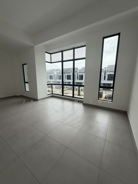 Rumah Teres 2 Tingkat untuk Dijual di Taman Mount Austin (Tebrau) - Jackson Low - Living Room - PropertyGuru.com.my