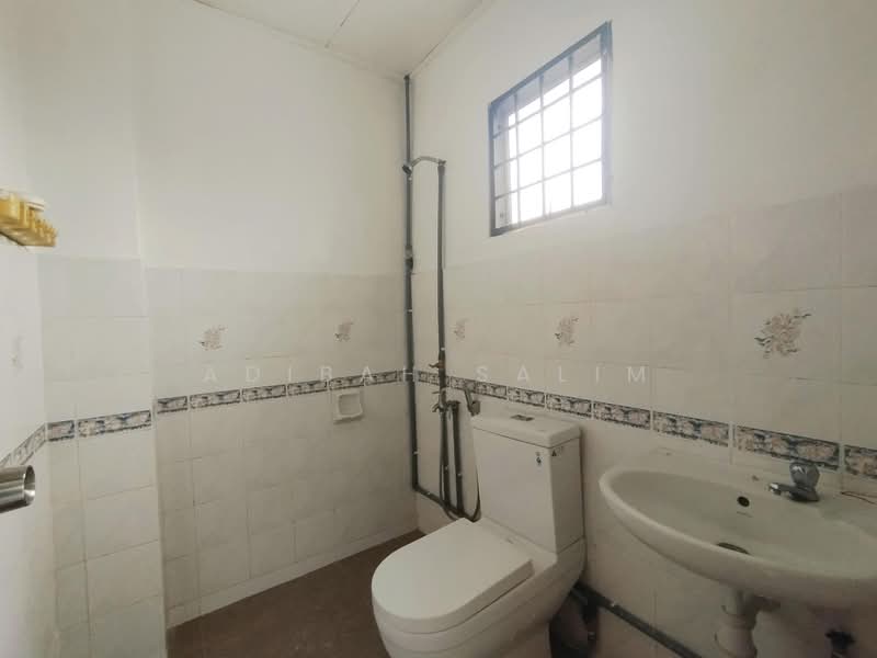 Rumah Teres untuk Dijual di Bandar Kinrara Seksyen 5 (Bandar Kinrara) - Adibah Salim - Bathroom - PropertyGuru.com.my