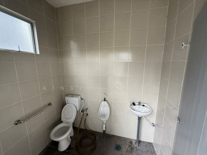 Detached Factory for Sale in Kawasan Perindustrian Pengkalan (Lahat) - Ainsley Thong - Bathroom - PropertyGuru.com.my