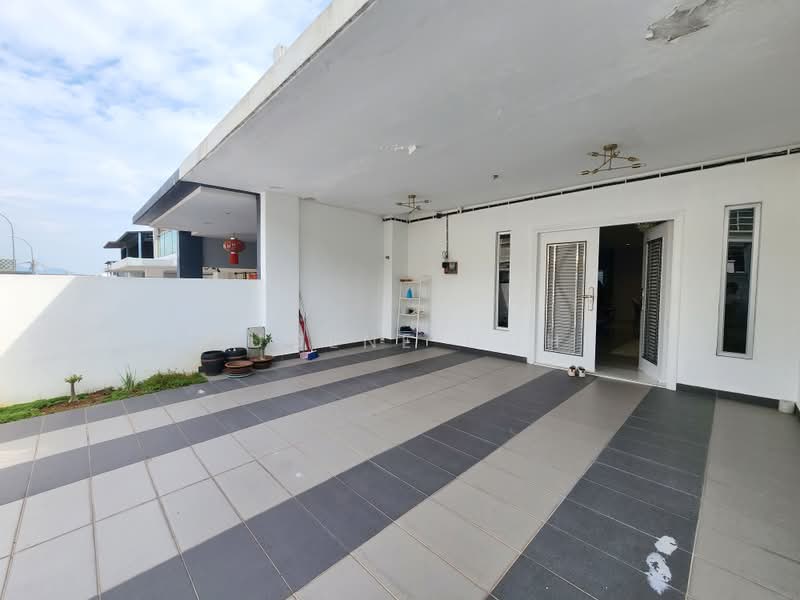 Terraced House for Rent in Taman Semenyih Mewah (Semenyih) - Eugene Goh - Car Porch Area - PropertyGuru.com.my